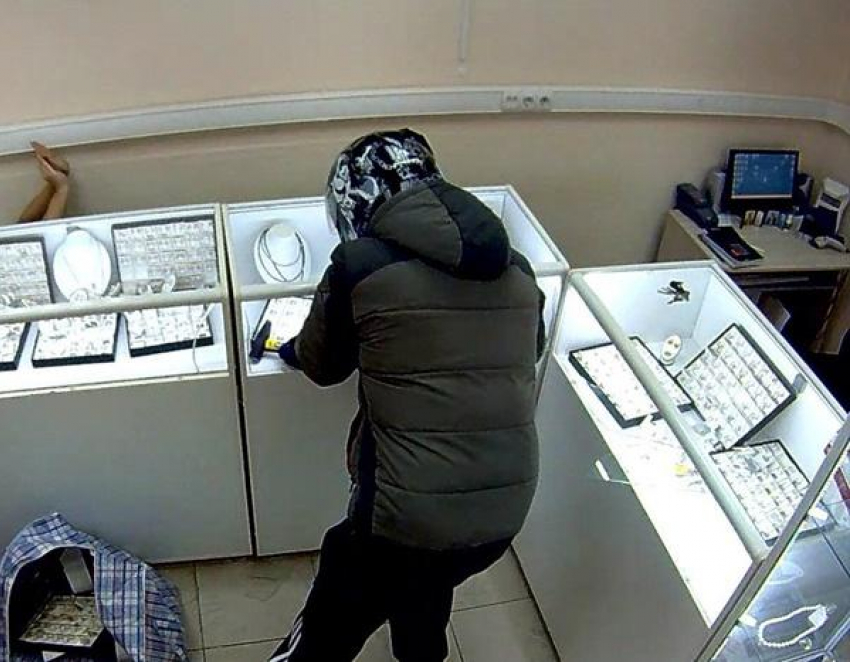Драгоценности на 950 тысяч рублей вынес грабитель из ювелирного магазина в Морозовске