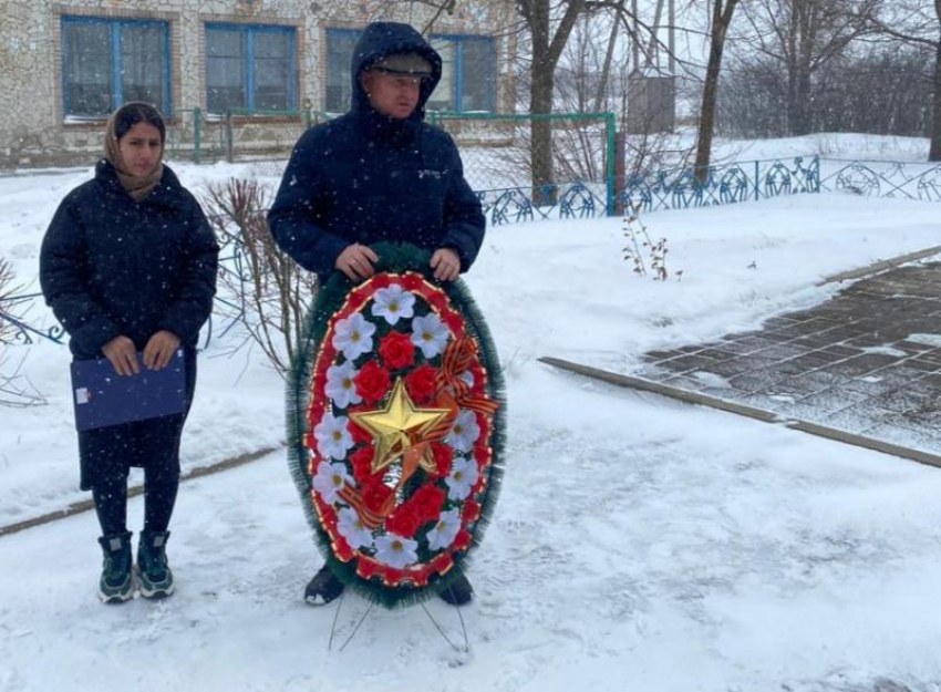 Цветы и венки к обелиску в честь погибших воинов в Великой Отечественной войне возложили в хуторе Вишневка