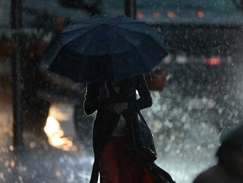 Возможна гроза: в Морозовске ночью может пройти дождь