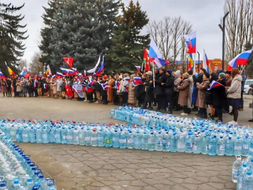 Более 600 бутылок питьевой воды собрали в Морозовске в рамках благотворительной акции «Вода для солдата»