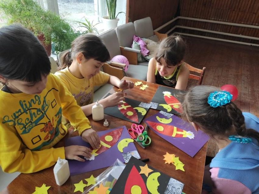 Сразу две выставки детского рисунка, посвященные Дню космонавтики открыли в сельском клубе хутора Вишневка