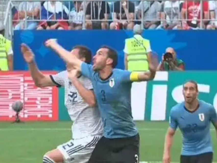  Пенальти на Дзюбе был, - эксперт из Морозовска о судействе матча россиян с уругвайцами