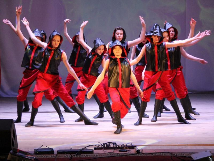 Танцевальный коллектив «Парнас» красиво представил Морозовский район на международном Дне танца в станице Обливской