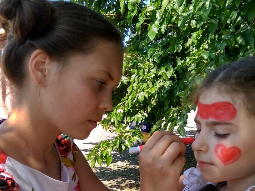 Яркими красками лета раскрасили ребятишек на празднике ко Дню защиты детей в Гагаринском сельском поселении
