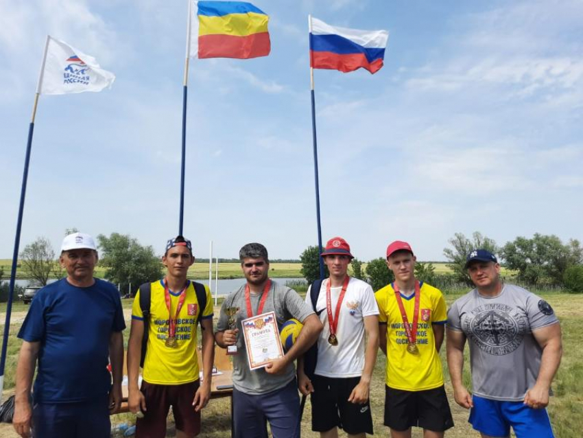 Золото соревнований, посвященных Дню молодежи в поселке Знаменка завоевали морозовчане