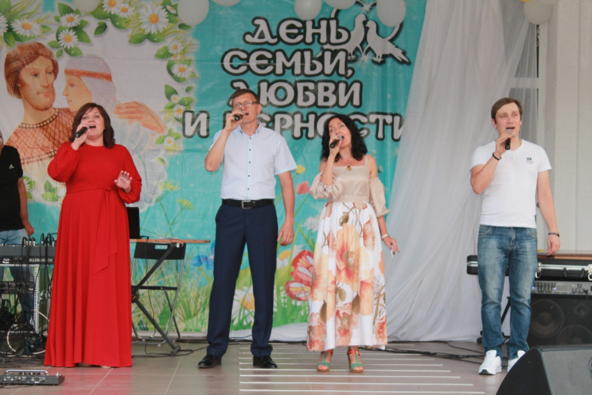 День Семьи, любви и верности в Морозовске отметили песнями и чествованием семей