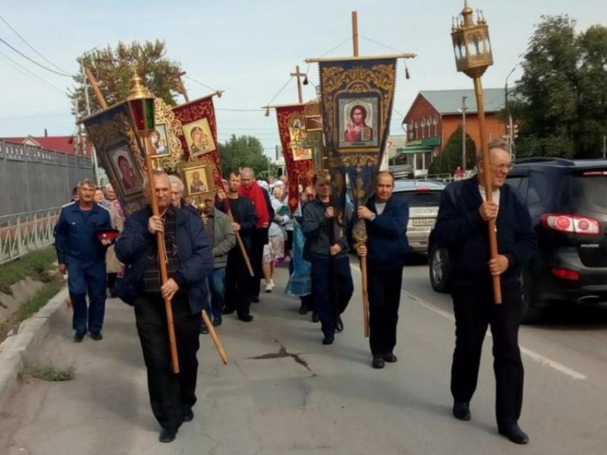 Праздничный крестный ход прошел в Морозовске в честь праздника Воздвижения Честного и Животворящего Креста Господня