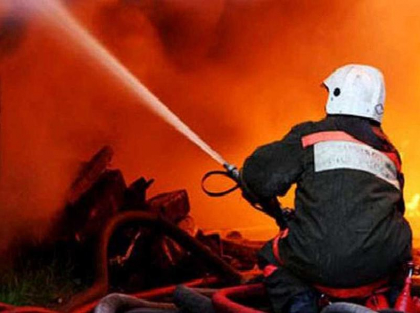 Пожар на улице Степана Разина в Морозовске спасатели потушили за 15 минут