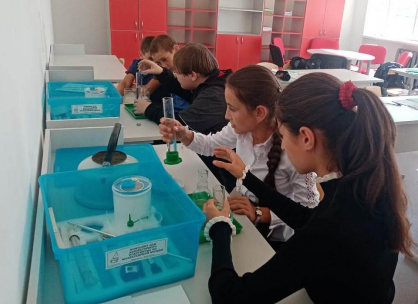Школьники в хуторе Чекалов получили возможность обучаться с применением лабораторного и цифрового оборудования