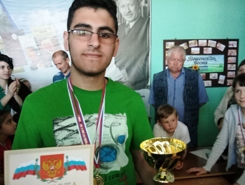 Появились фотографии шахматистов-призеров детско-юношеского турнира из Морозовска