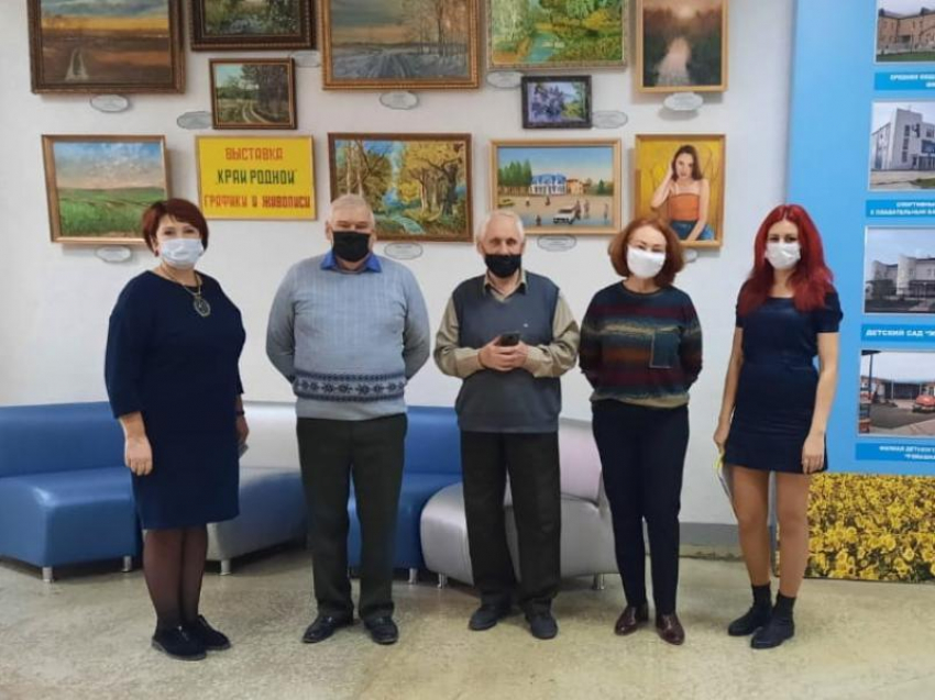 Выставка картин местных художников открылась в Морозовском районном Доме культуры 