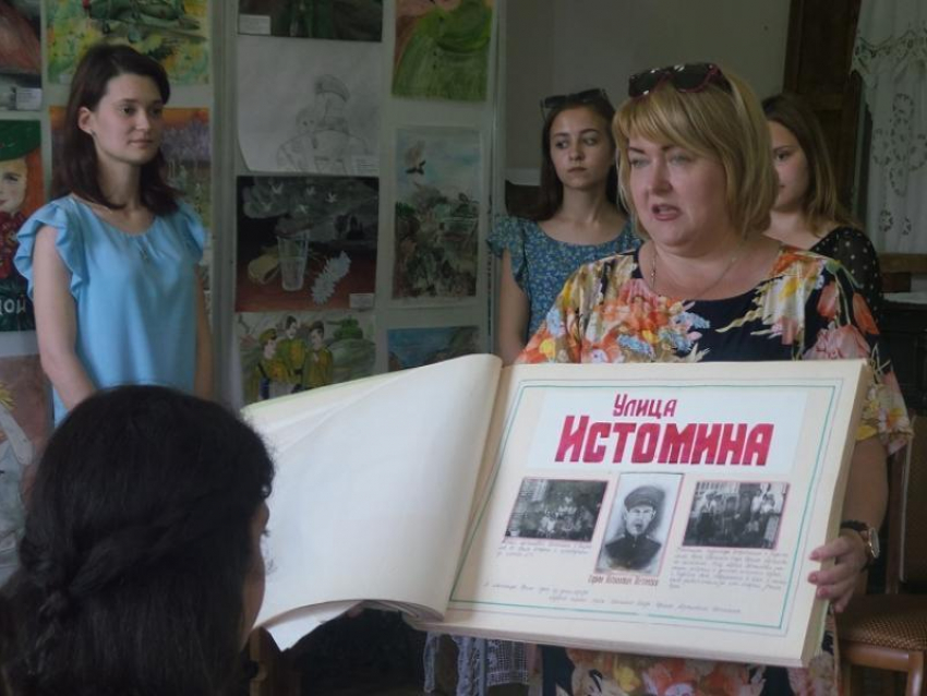 Уникальный альбом с историей Морозовска подарил музею коллектив школы №4