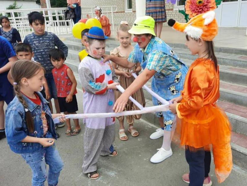 Веселый праздник с танцами и конкурсами подготовили ко Дню защиты детей в хуторе Вознесенском