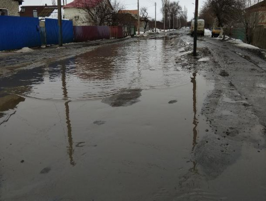 Большую лужу на улице Руднева автомобилисты объезжают прямо по тротуару