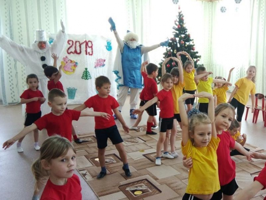 С песнями, стихами и веселыми играми проводили ёлочку в морозовском детском саду «Сказка"