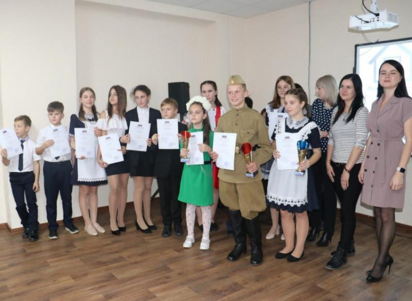 Фестиваль-конкурс «Мой дом - Россия!» прошел в морозовском молодежном центре