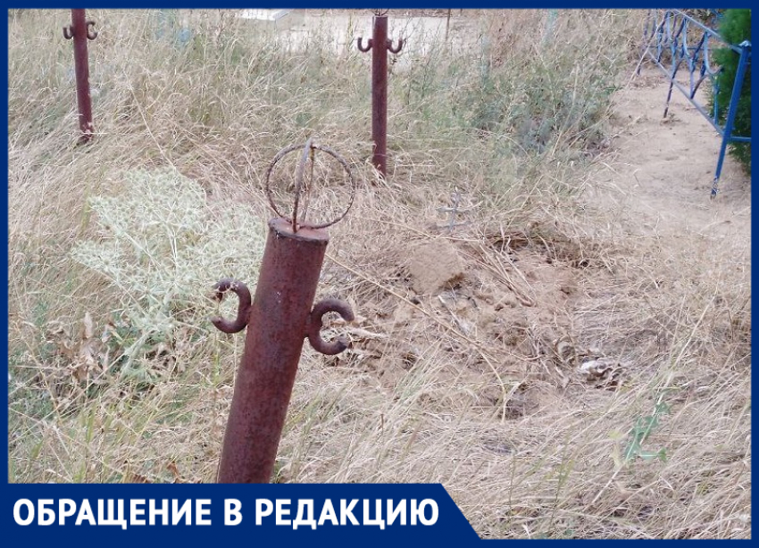 «Благородные» грабители оставили на могиле крест вместо украденного ими железного памятника на северном кладбище в Морозовске