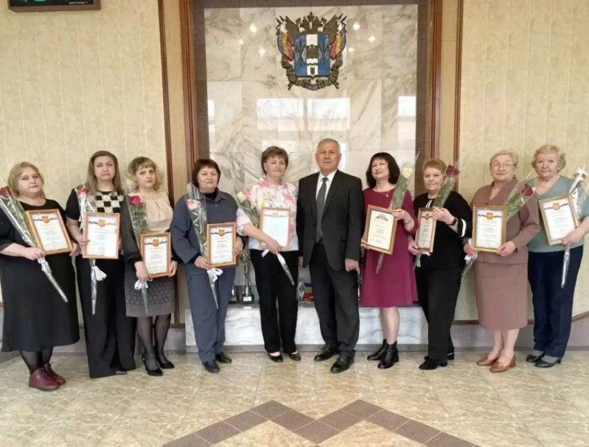 «Без вас система не работает»: глава Морозовского района наградил лучших сотрудников администрации