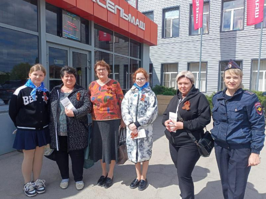 При поддержке Госавтоинспекции школьники раздали морозовчанам Георгиевские ленты