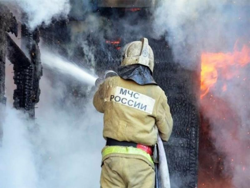 На улице Седова в Морозовске загорелась хозпостройка