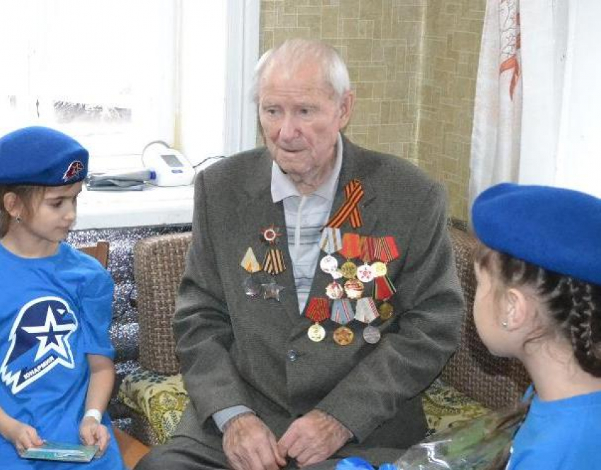 Юнармейцы отряда «Крылатая станица» в Морозовске поздравили с 96-летием ветерана Василия Ануфриенко