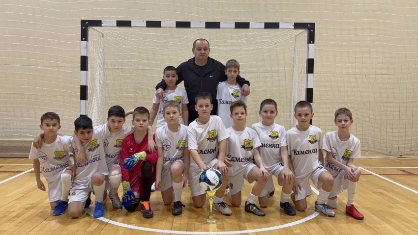 Юные футболисты из «Каменки» рвут область