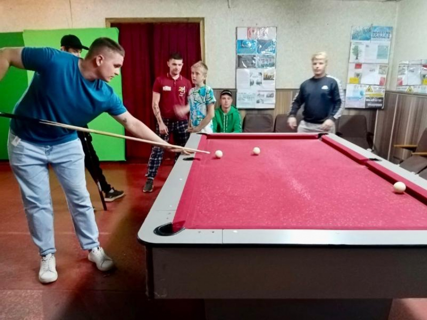 В хуторе Трофименков провели турнир по бильярду в честь Дня молодежи