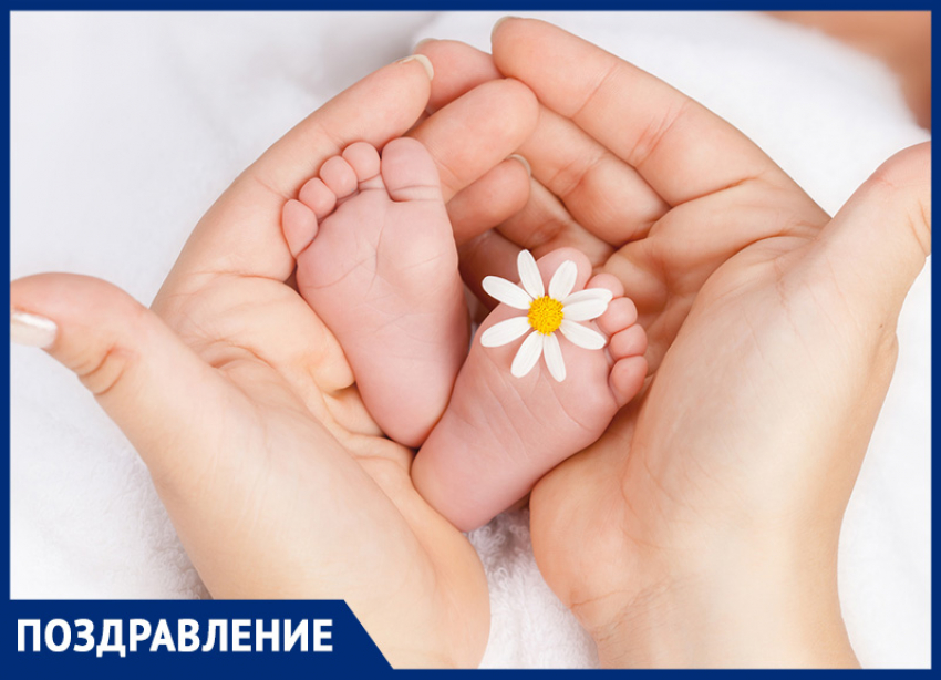 Семью Каревых поздравили с рождением дочери