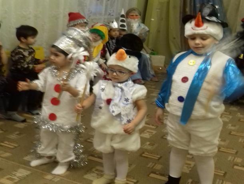 Воспитанники Старопетровского детского сада научили Хоттабыча новогодним традициям