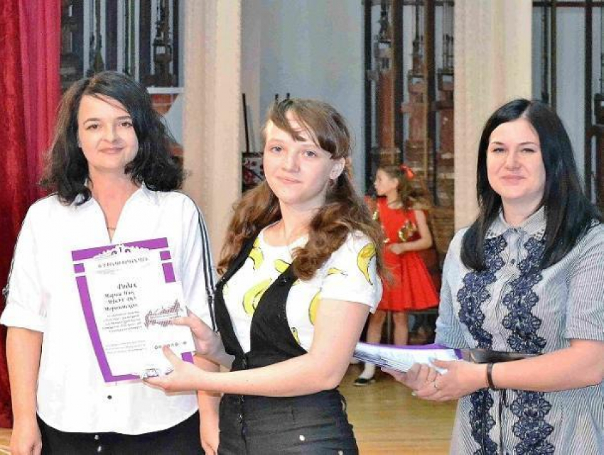 Одаренные ученики Детской школы искусств удостоились премии главы администрации Морозовского района 