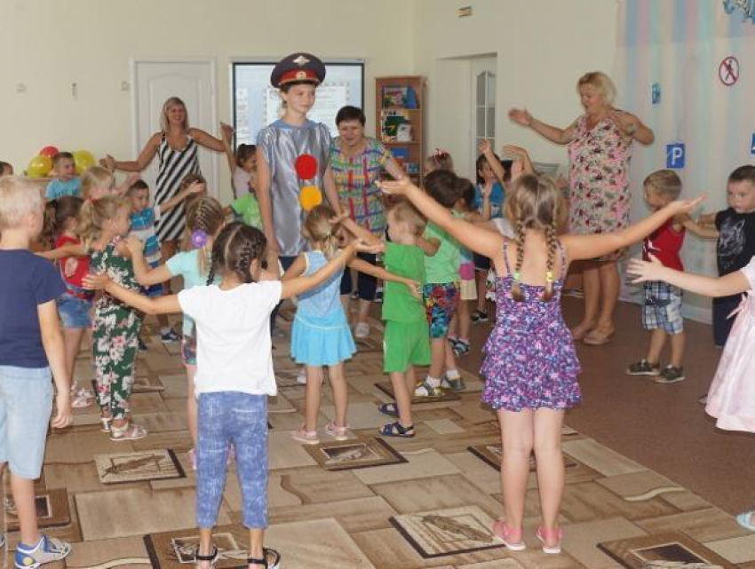 Веселый праздник «День рождения Светофора Светофорыча» отметили в Детском отделе имени Крупской в Морозовске