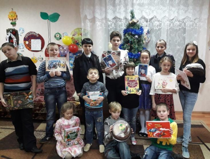 «Полицейский Дед Мороз»: в детский приют Морозовска принесли памятки и раскраски