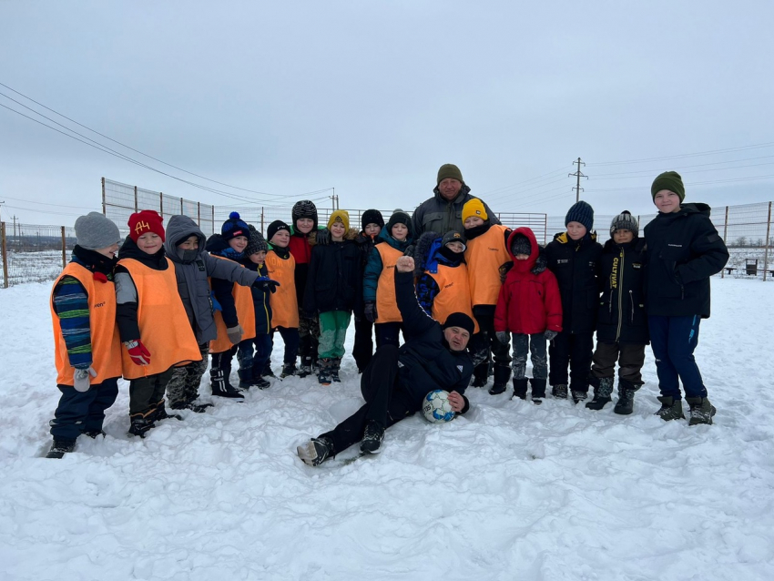 Юные морозовские футболисты и их родители вместе с тренером устроили себе веселый День Здоровья