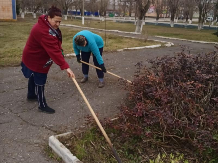 С уборки памятника павшим воинам началась весна в станице Вольно-Донской