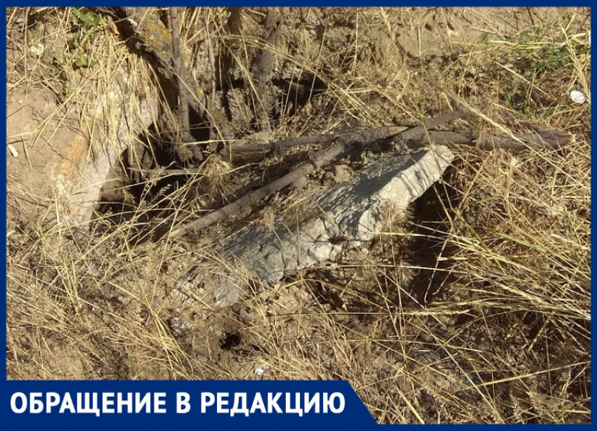 Колодец за домом по улице Кирова 87 второй год с разбитой крышкой