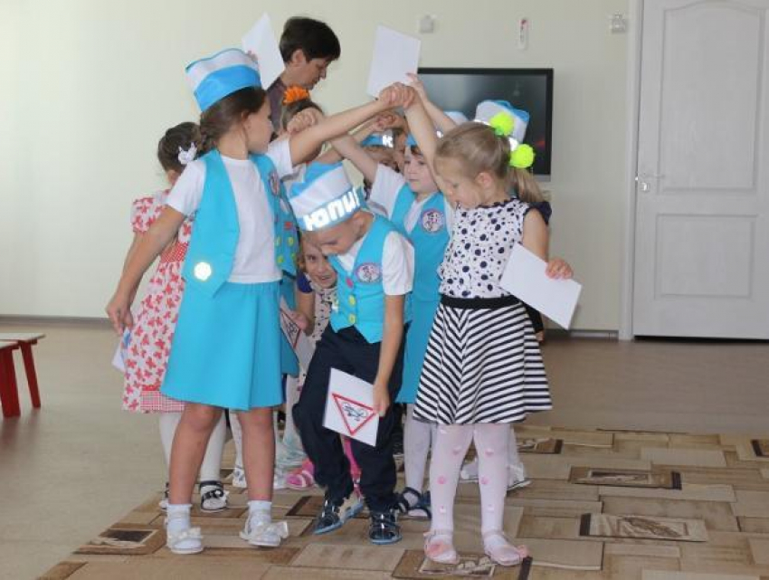 Гимназический отряд ЮИД навестил ребят из детского сада «Сказка"