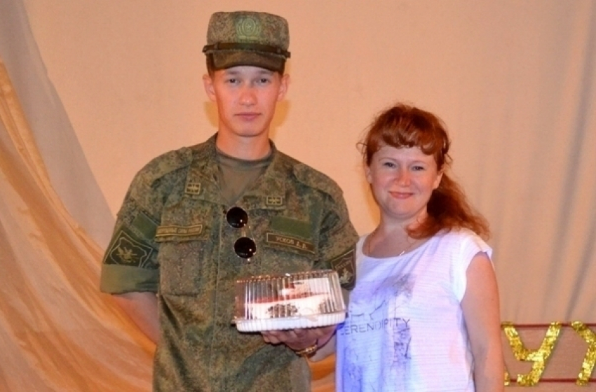 В День России военнослужащий в Морозовске на праздничном концерте получил торт 