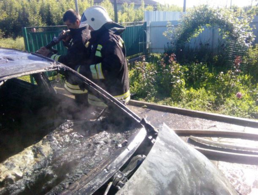 Ford Focus сгорел в Морозовске на улице Дзержинского