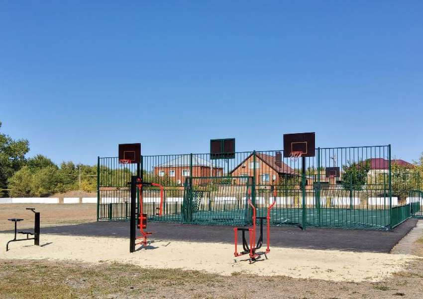 Многофункциональная спортивная площадка для детей и взрослых появилась на стадионе школы №4 в Морозовске