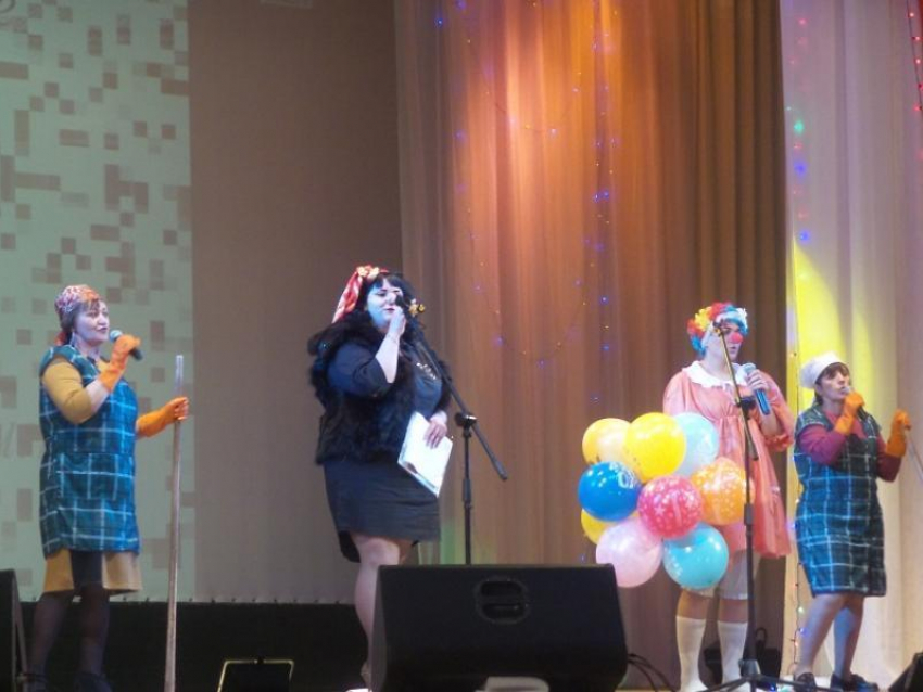 Письмами, грамотами и музыкальными номерами поздравили работников культуры в морозовском РДК