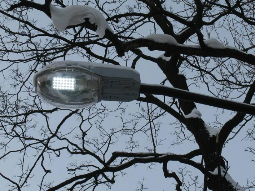 На улицах Пламя Революции и Белинского в Морозовске заменили более 20 сгоревших фонарей