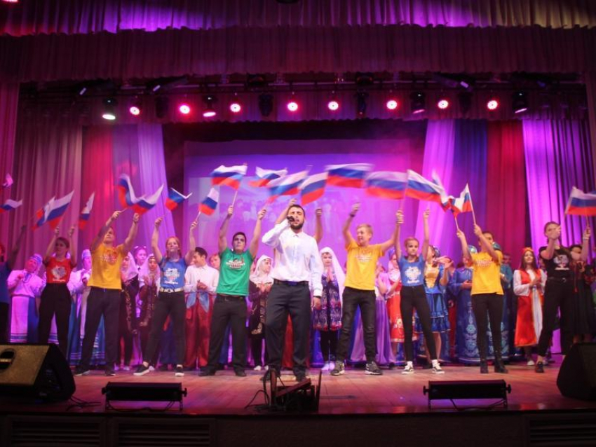 Душевный концерт в честь Дня народного единства прошел для морозовчан в районном доме культуры