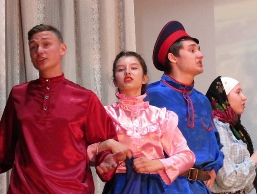 "Бабий бунт» против казаков от школы №3 в Морозовске попал на видео