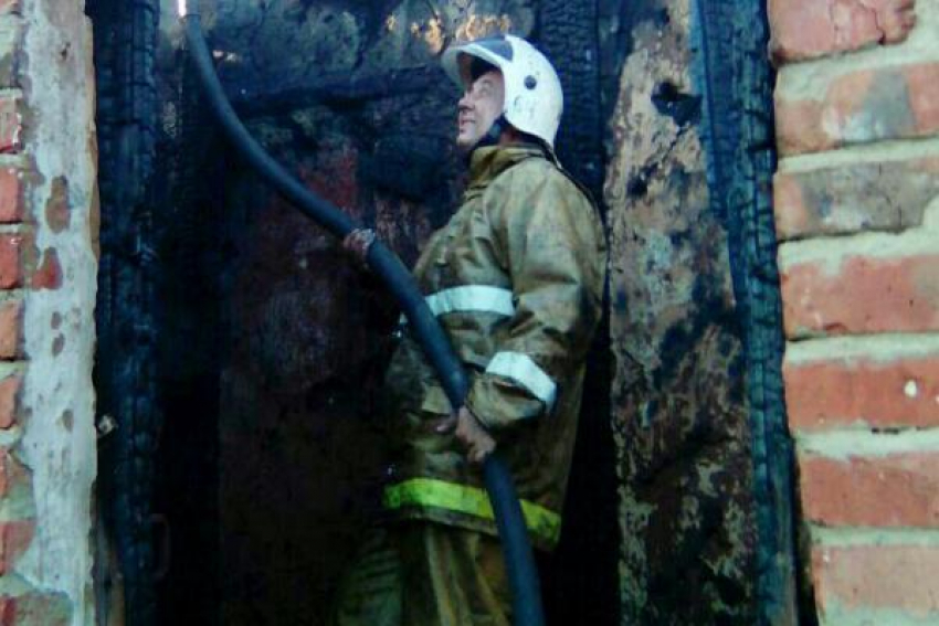 Пожар площадью более шестидесяти квадратных метров произошел рано утром в Морозовске