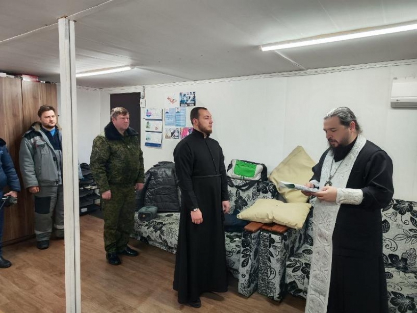 Архиерей Епископ Волгодонский и Сальский Антоний совершил молебен в бомбардировочном авиационном полку в Морозовске