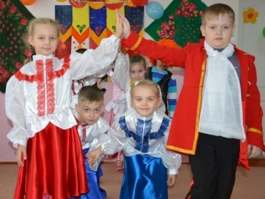 Письмо в редакцию:  «Почемучки» из детского сада №3 Морозовска поздравили пап и отпраздновали Масленицу 