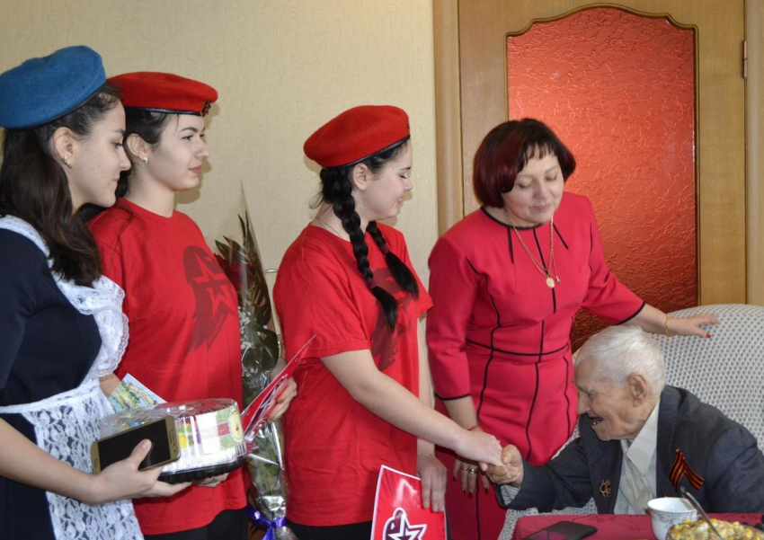 Свой 103-й День рождения ветеран в Морозовске отпраздновал с юнармейцами и военнослужащими