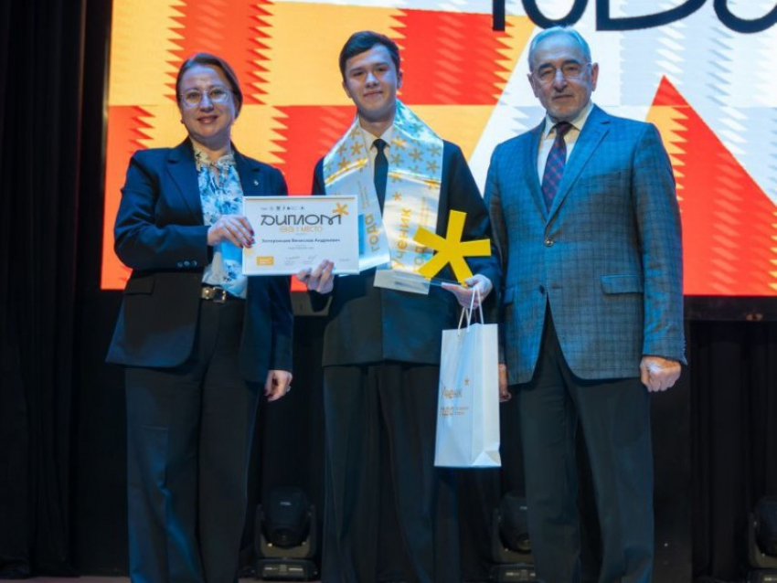 Морозовский школьник Вячеслав Запорожцев стал победителем регионального этапа конкурса «Ученик года»