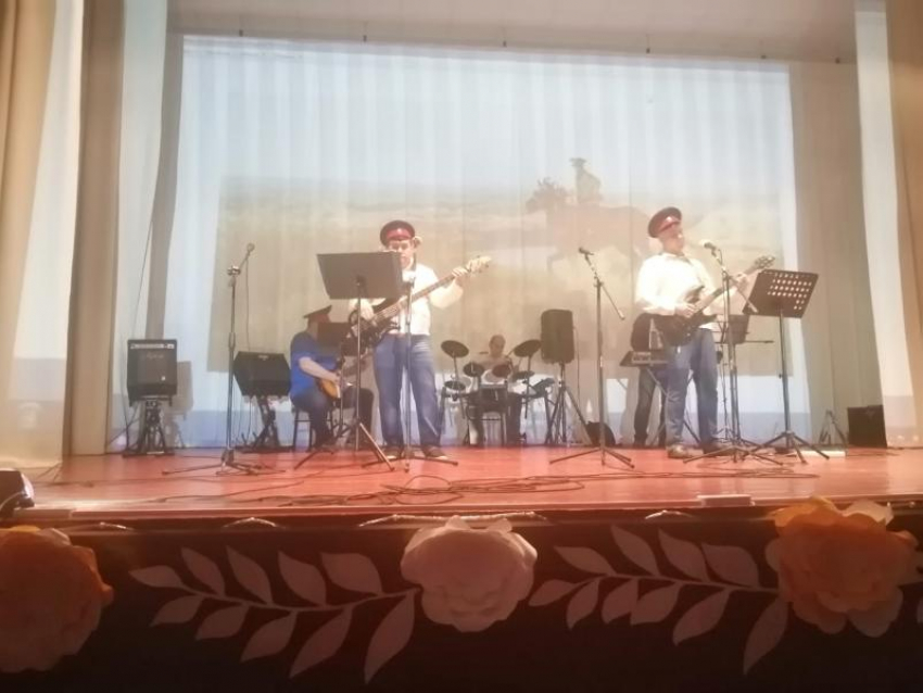 Под шквал бурных оваций прошел концерт ко Дню матери-казачки в Грузиновском сельском Доме культуры