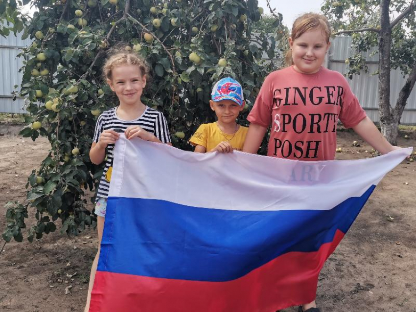 Российскому триколору более 300-х лет: с историей появления флага познакомила культорганизатор Сибирьчанского СК